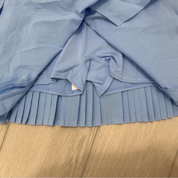NWOT ALO Yoga Aces Pleated Tennis Skort light blue size S - Picture 2 of 5
